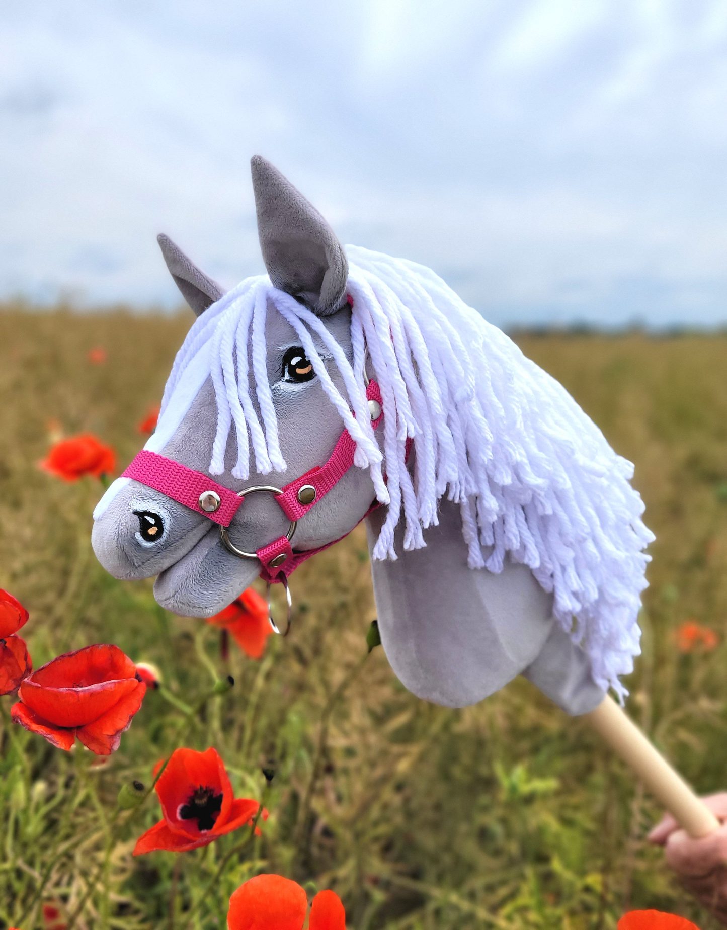 Hobby Horse Średni koń na kiju Premium siwy z białą grzywą A4