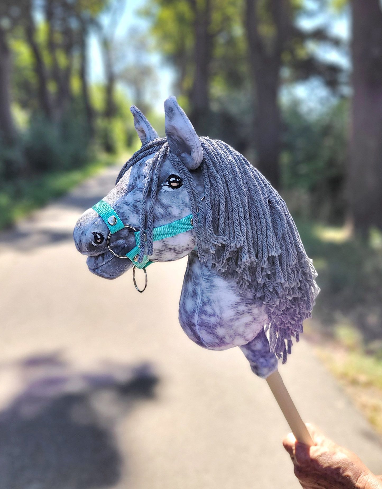 Hobby Horse Średni koń na kiju Premium siwek jabłkowity z siwą grzywą A4