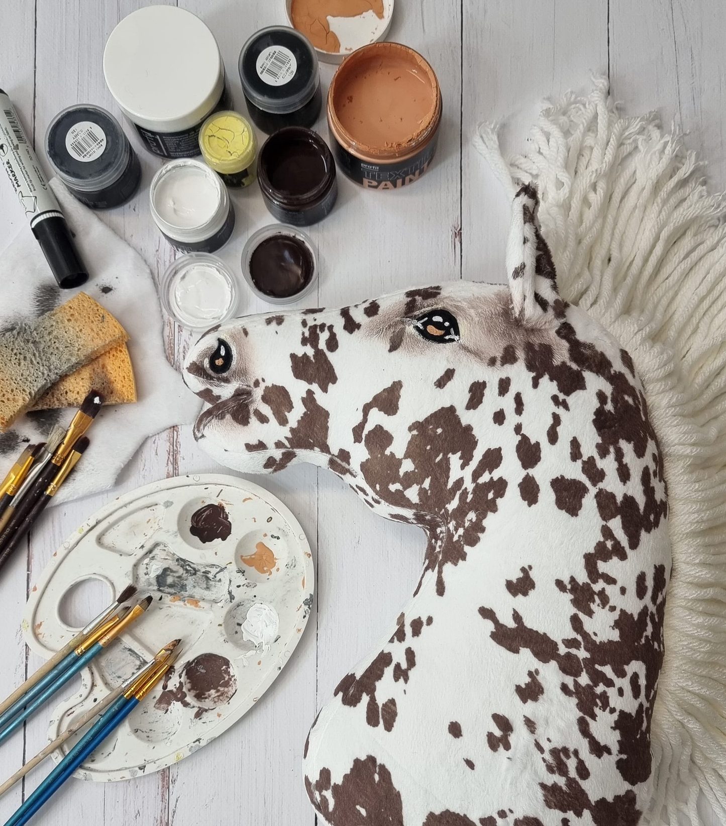 Hobby Horse Duży koń na kiju Premium - tarantowaty biało-brązowy z białą grzywą A3