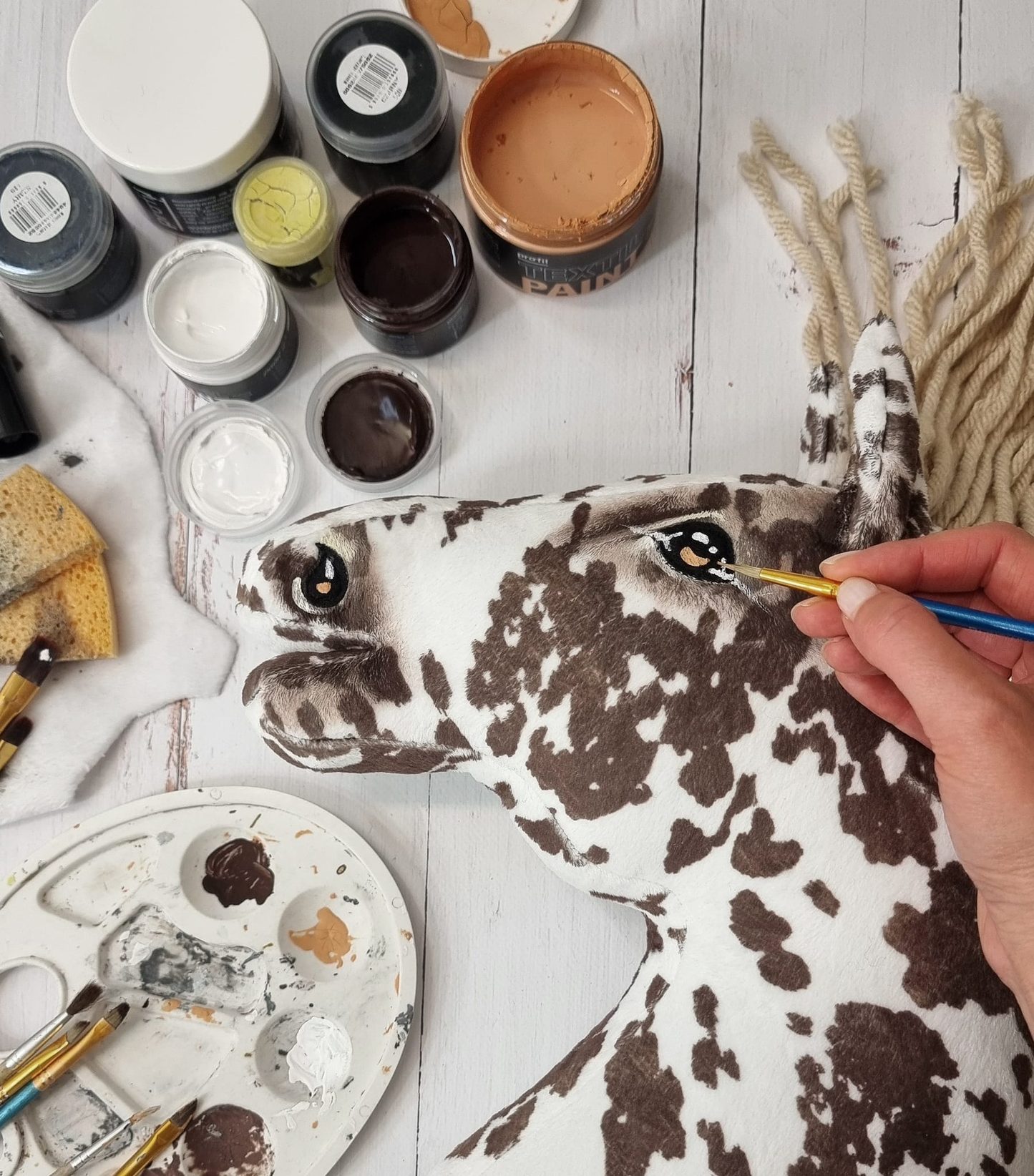Hobby Horse Duży koń na kiju Premium - tarantowaty biało-brązowy z beżową grzywą A3